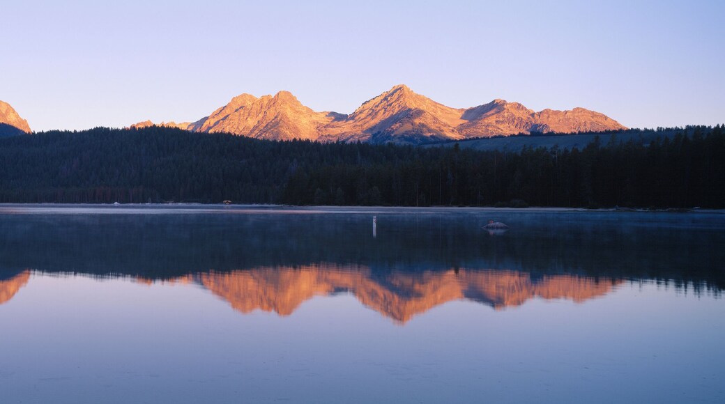 USA, Idaho, Redfish Lake and Sawtooth Mountains