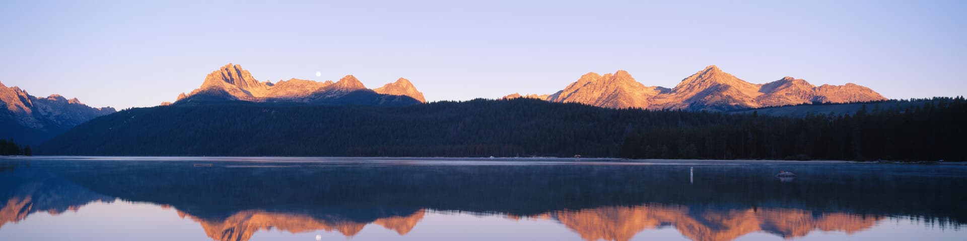 USA, Idaho, Redfish Lake and Sawtooth Mountains