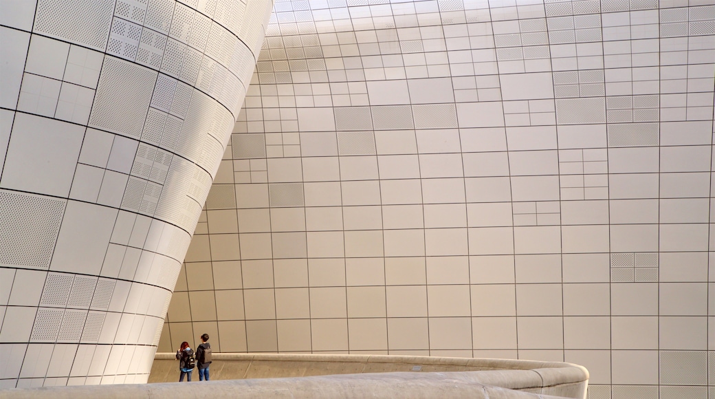 Dongdaemuns designtorg presenterar modern arkitektur såväl som ett par