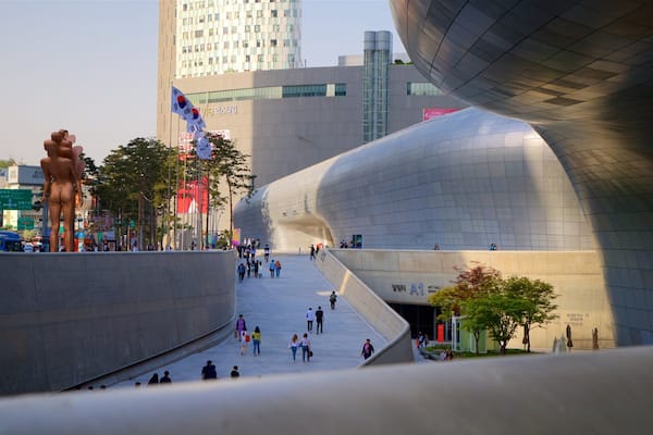 Dongdaemun Design Plaza que incluye una puesta de sol, arquitectura moderna y una ciudad