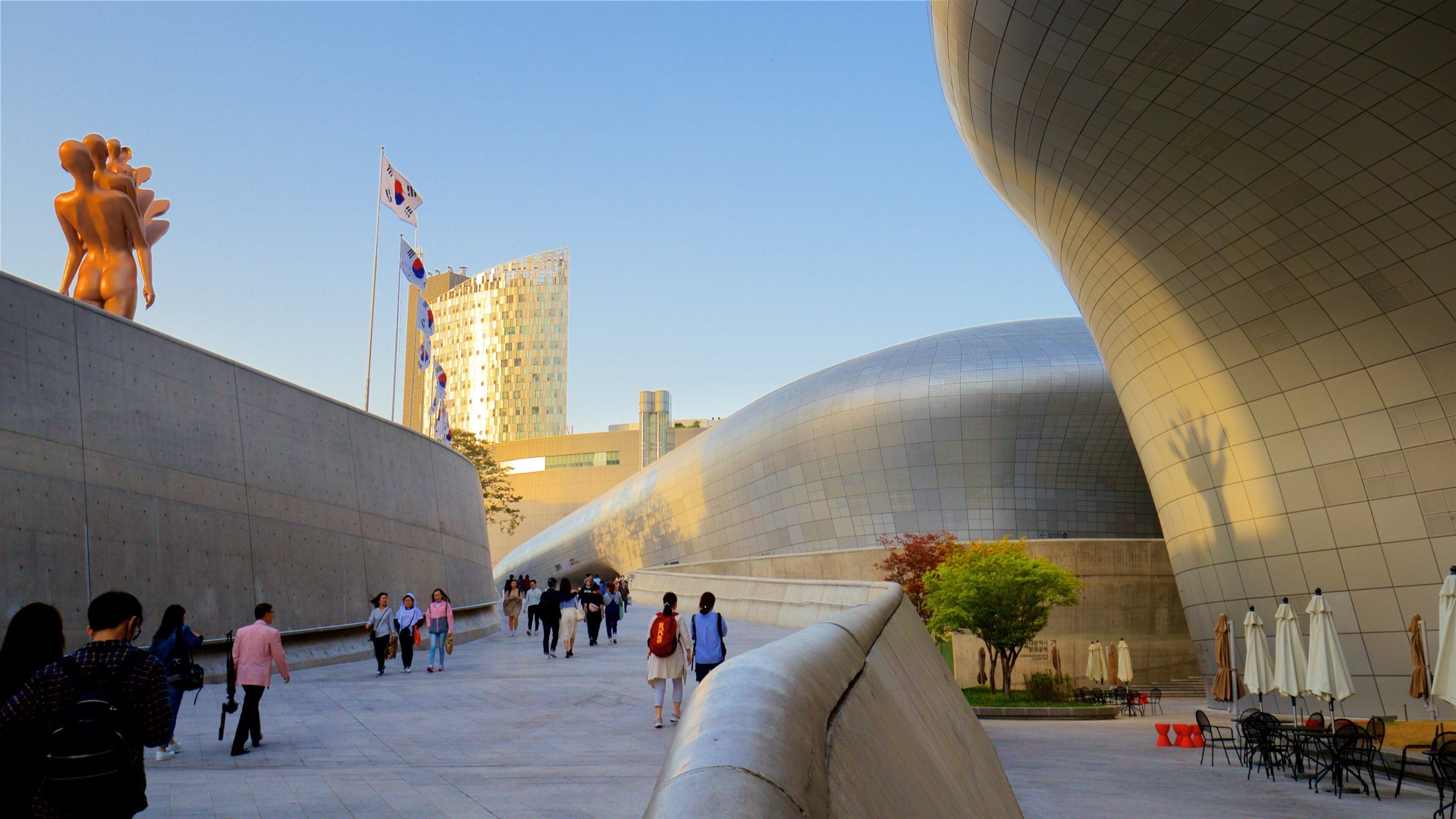 Dongdaemuns designtorg som visar en solnedgång, modern arkitektur och utomhuskonst