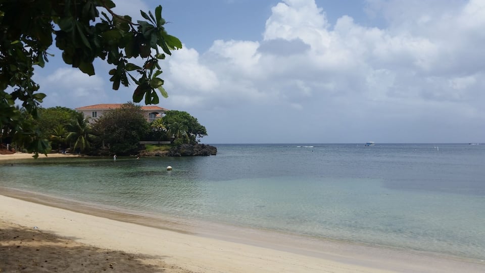 We came in mahogany bay, and no cruise ships were at coxen hole, so half moon bay was empty and beautiful! The water was so warm. It was perfect!