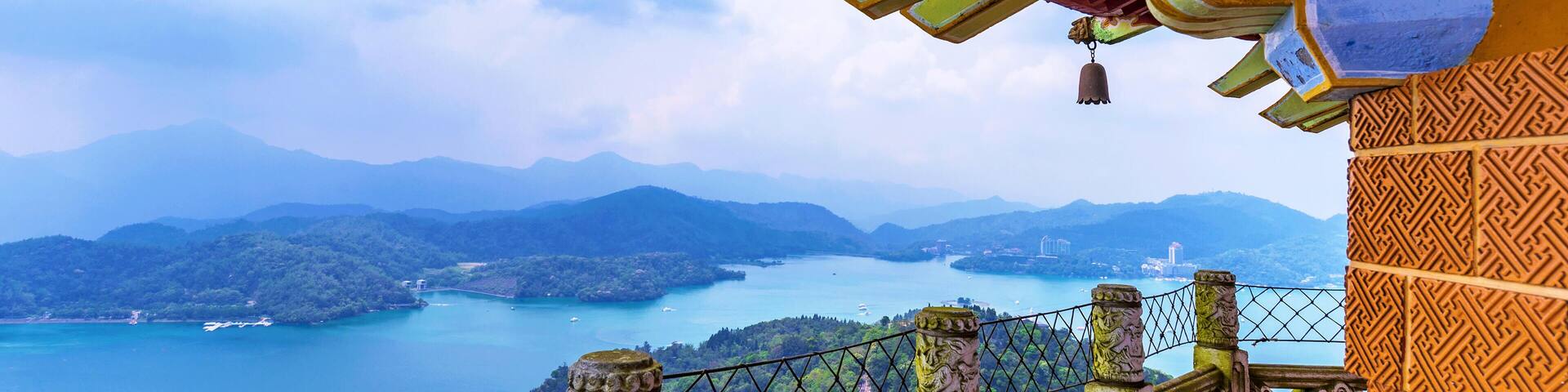 J77C1T Ci'en pagoda architecture with Sun Moon Lake