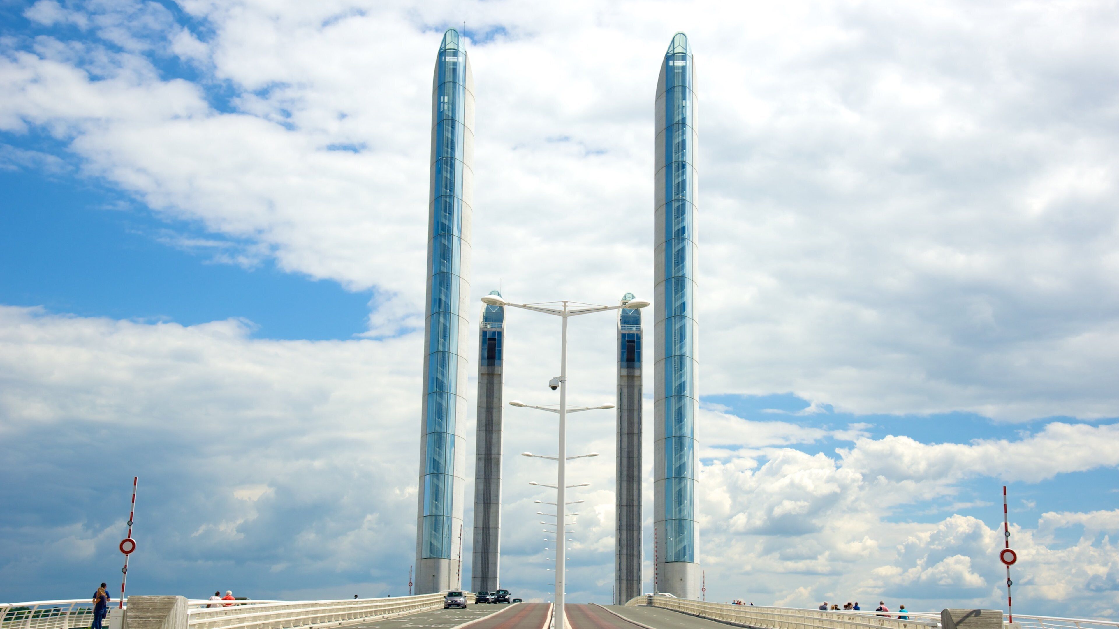 Burdeos mostrando arquitectura moderna y un puente