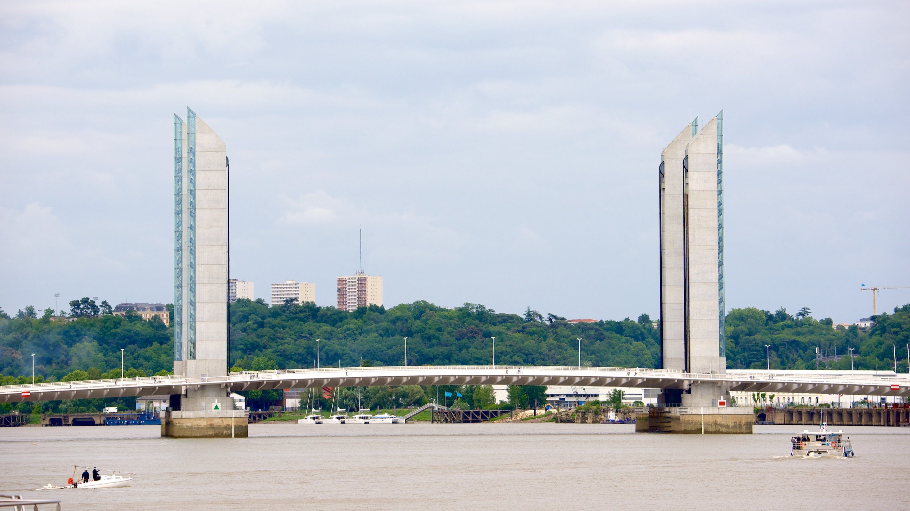 Bordeaux toont moderne architectuur, een brug en een rivier of beek