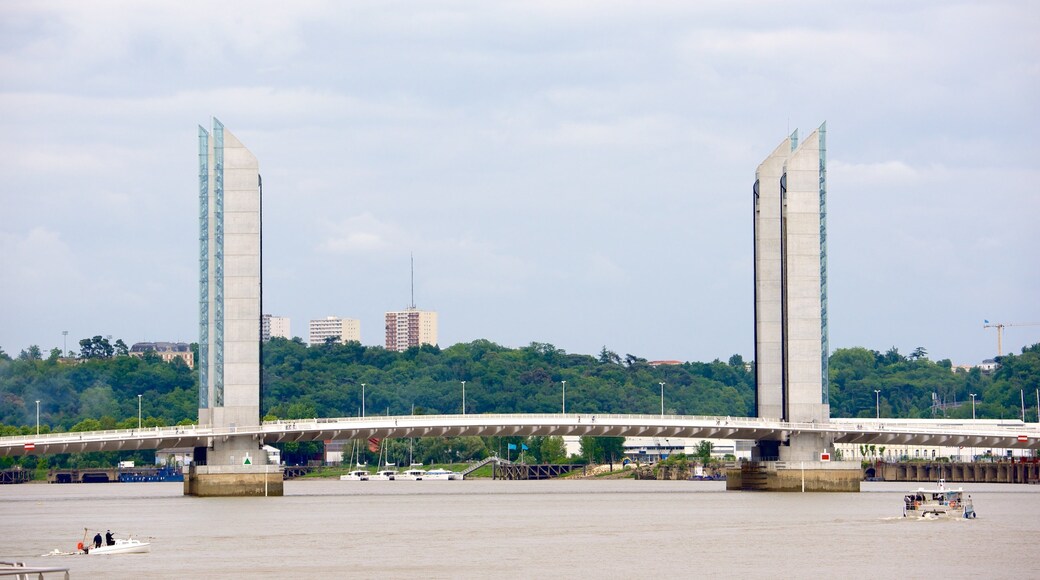Bordeaux toont moderne architectuur, een brug en een rivier of beek