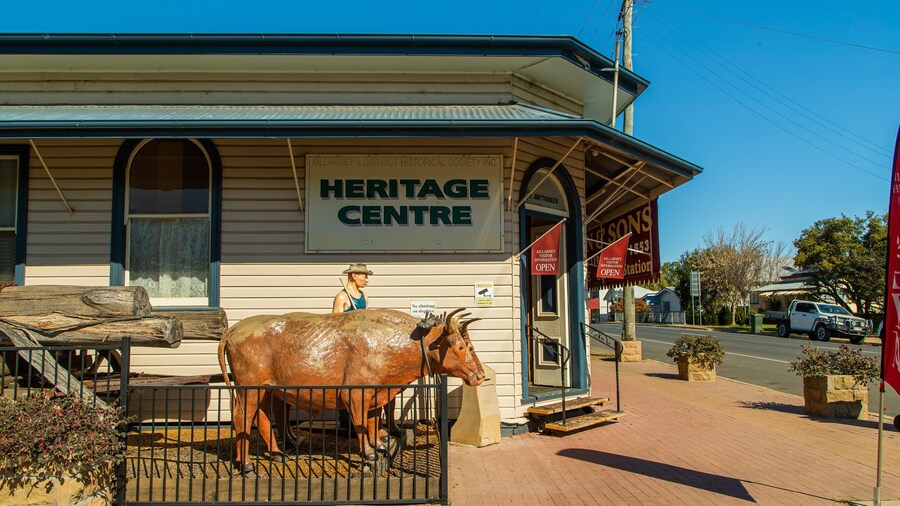 Killarney Heritage Centre featuring outdoor art, signage and a small town or village