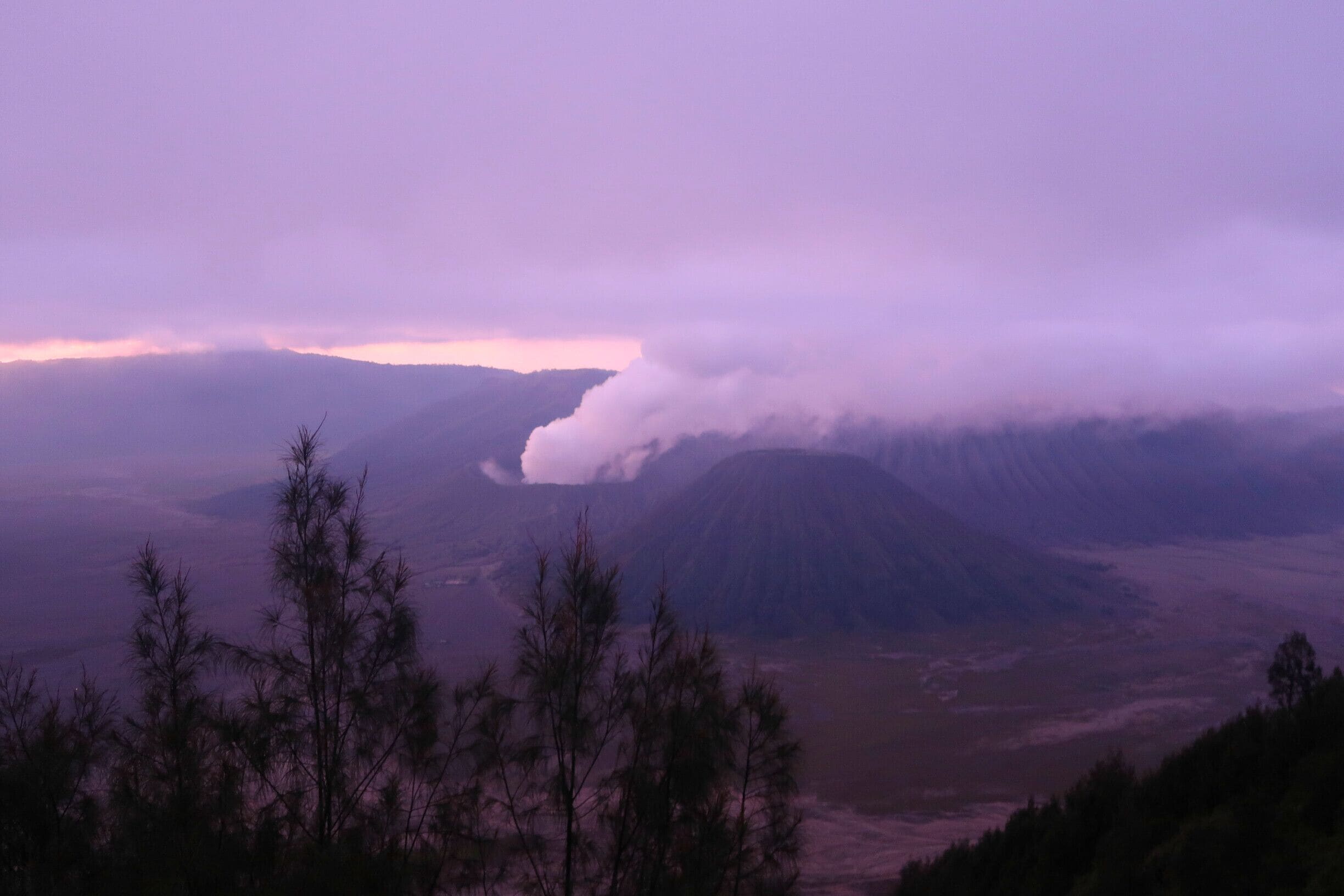 Around 4 a.m. - first view of an active Bromo volcano after sunrise - an unforgettable experience and totally worth coming up here so early!! 

#endlesssummer #volcano #volcanos #indonesia #java #bromo #photographer #photogrraphy #travel #adventure #extreme 