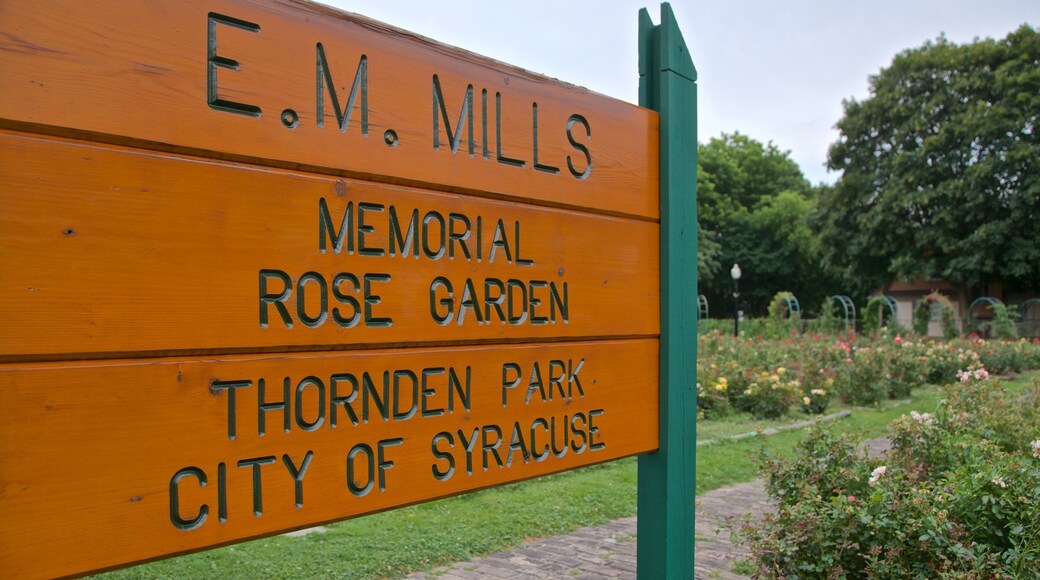 Jardin E.M. Mills Rose Garden montrant jardin et signalisation