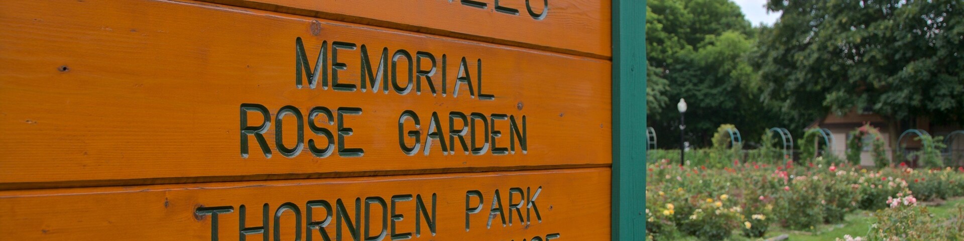 Rosaleda E.M. Mills que incluye un jardín y señalización