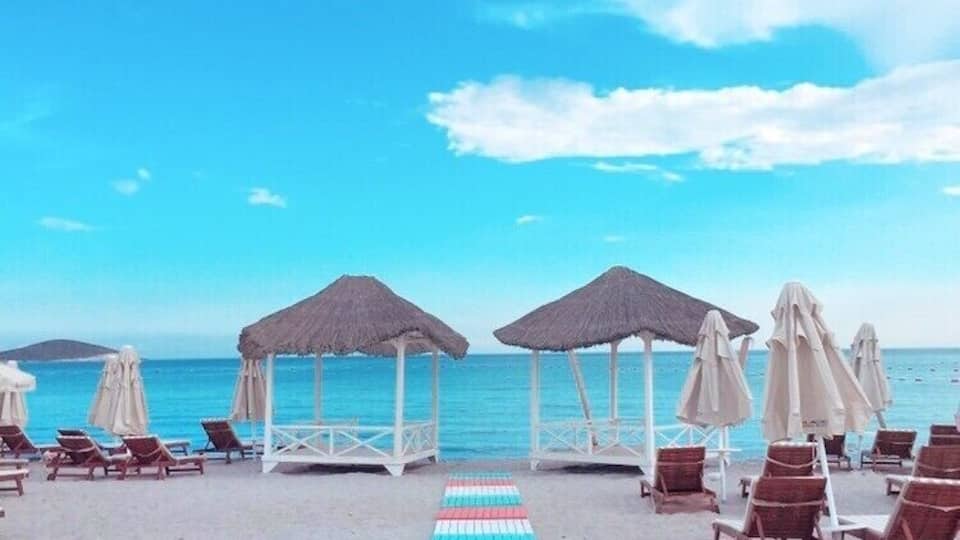 A must visit part of Turkey, to enjoy the beach, good music, and great food. The sun loungers are placed right by the sea that you can touch the water without having to get up.
P.S. This place is famous for serving Raki on the sand. #beachtips #lifeatexpedia
#beach #summer