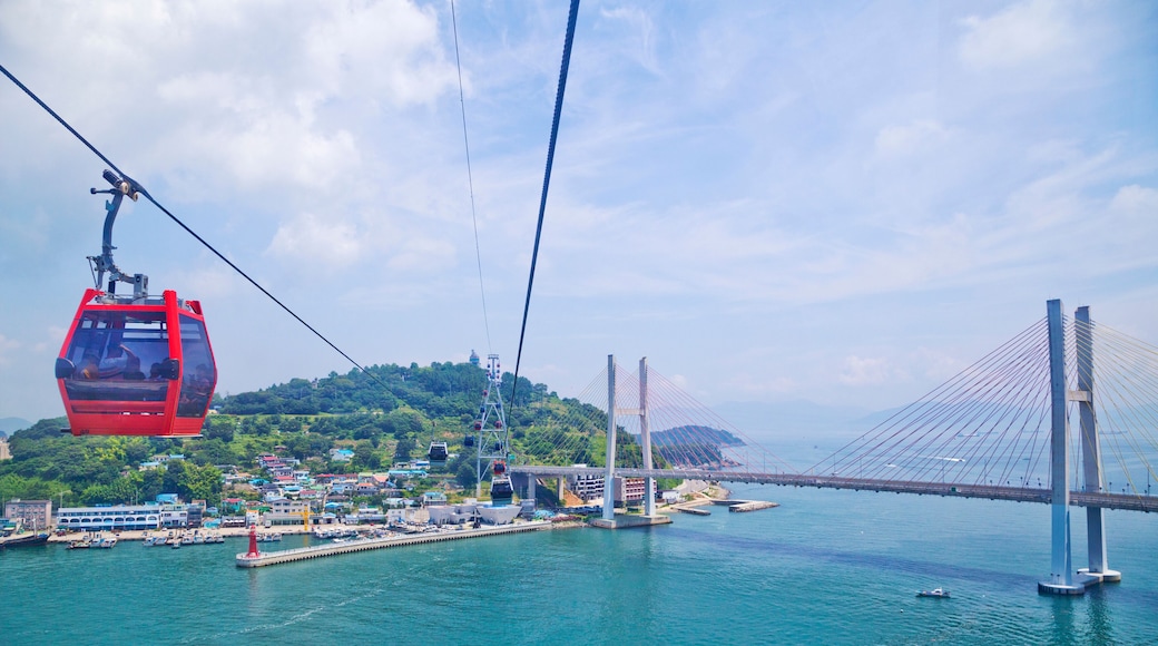 Yeosu Maritime Cable Car is the first of its kind in Korea, connecting Dolsan Island and the mainland over the ocean.