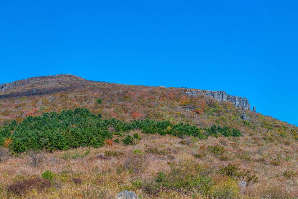 Uma montanha com um céu azul límpido.