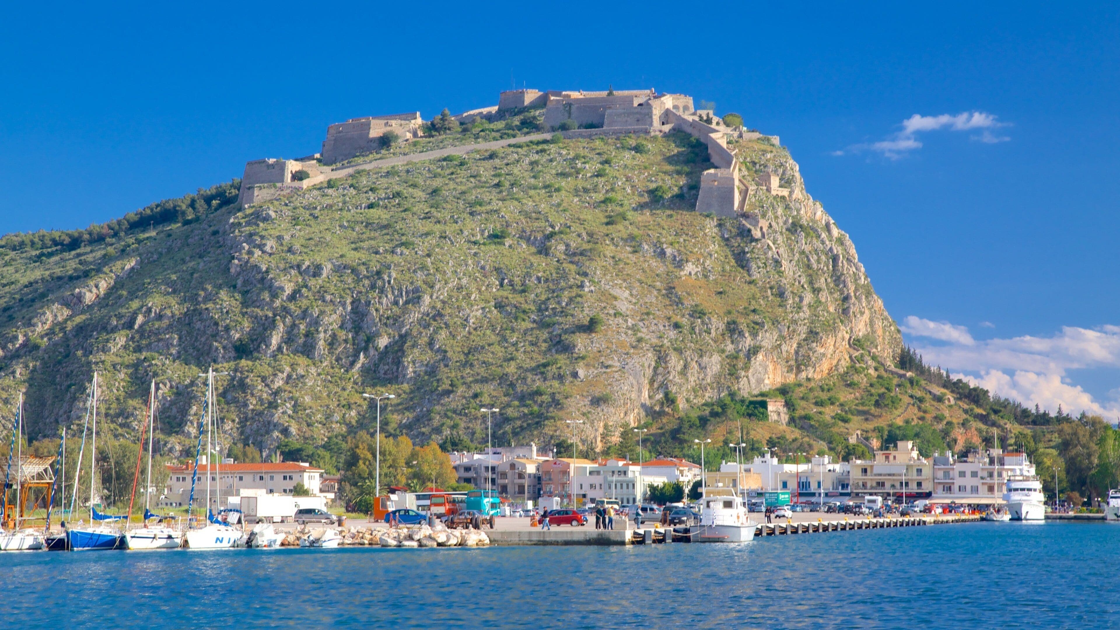 Nafplio que incluye una marina y una ciudad costera