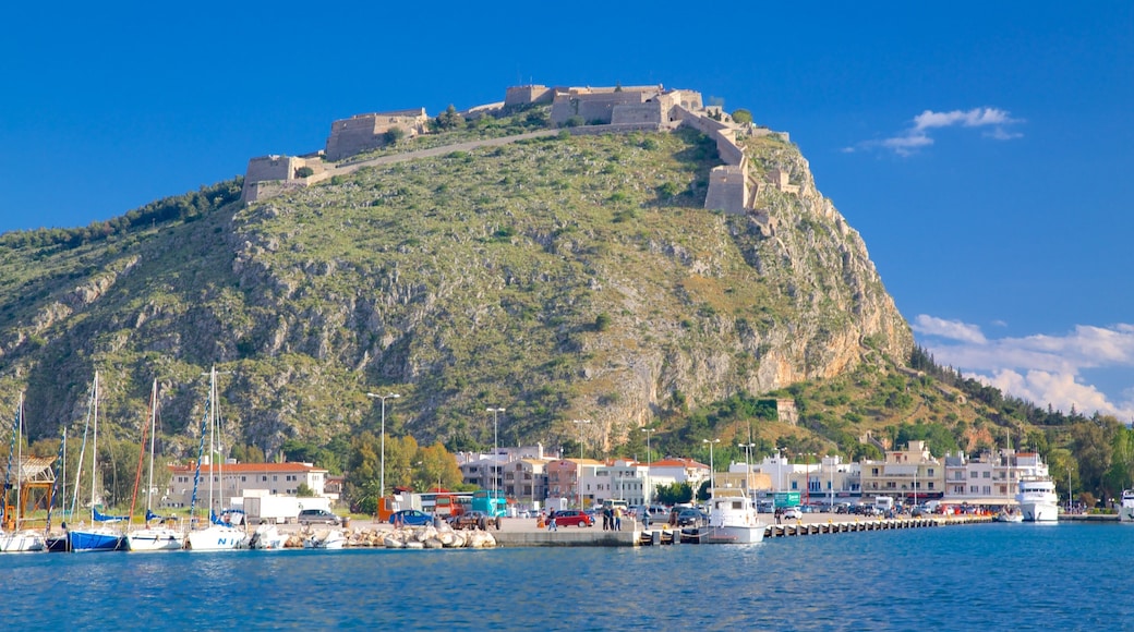 Nafplio que incluye una marina y una ciudad costera