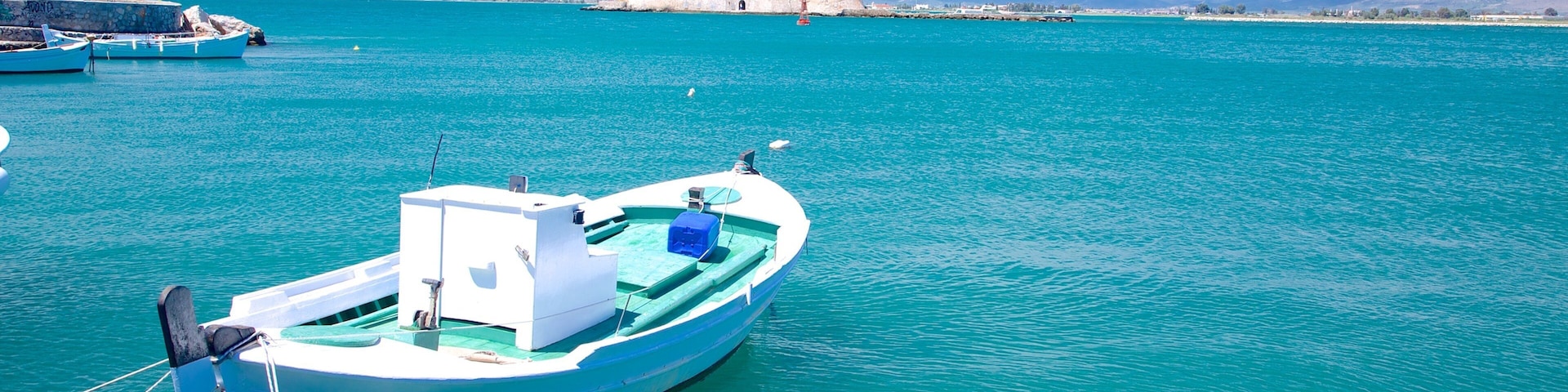 Nafplio ofreciendo una bahía o un puerto
