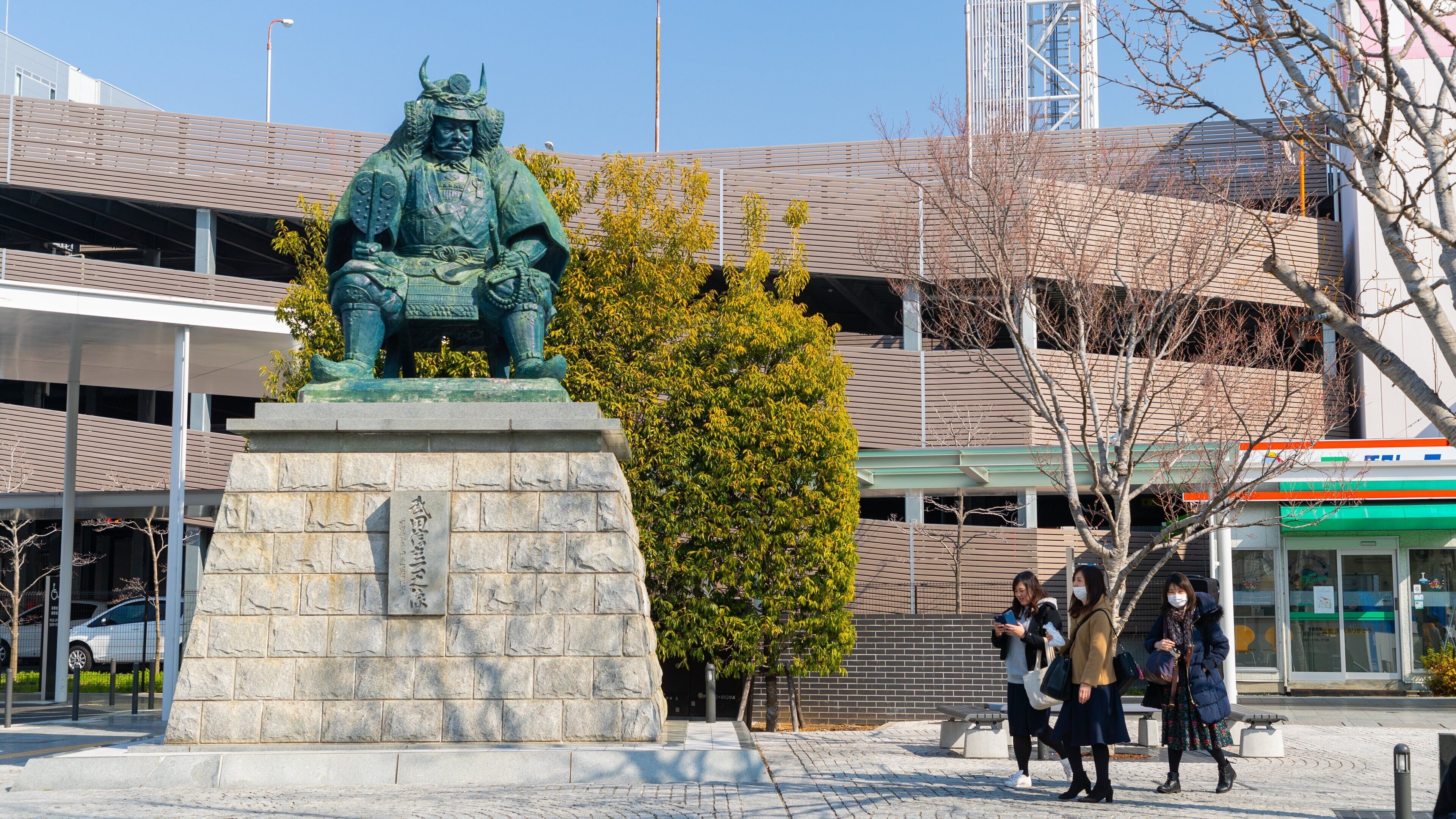 Takeda Shingen Statue showing heritage elements, street scenes and a statue or sculpture