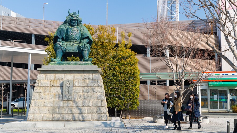 Takeda Shingen Statue showing heritage elements, street scenes and a statue or sculpture