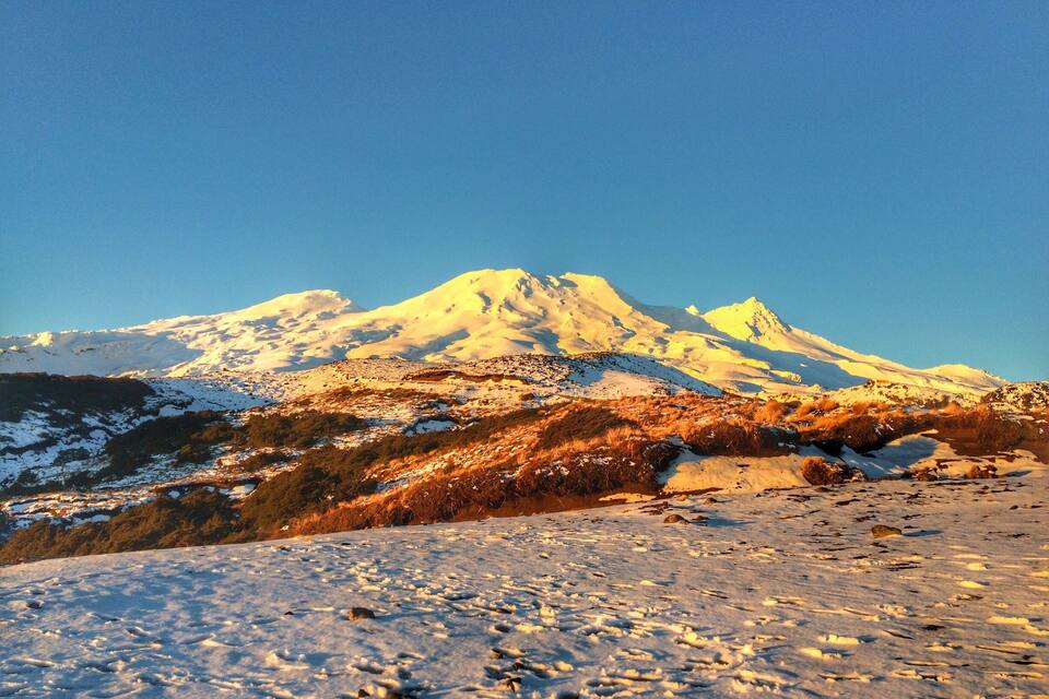 Una muntanya plena de neu amb un cel clar.