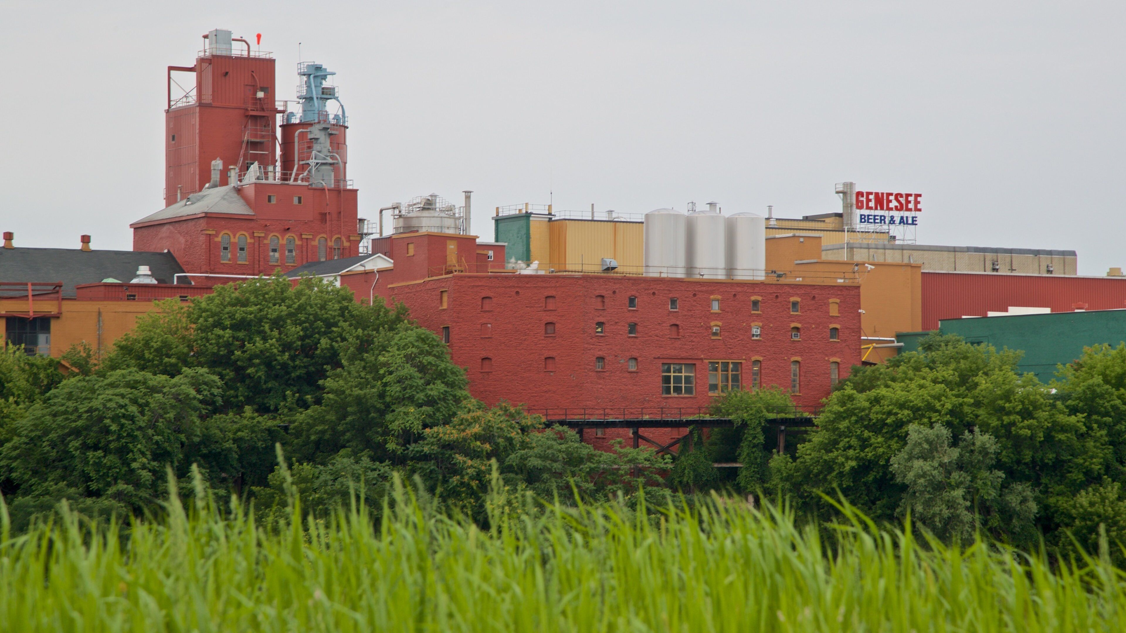 Puente Pont de Rennes mostrando elementos industriales