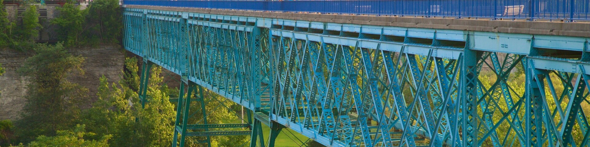 Pont de Rennes Bridge caracterizando um rio ou córrego, uma cidade e uma ponte