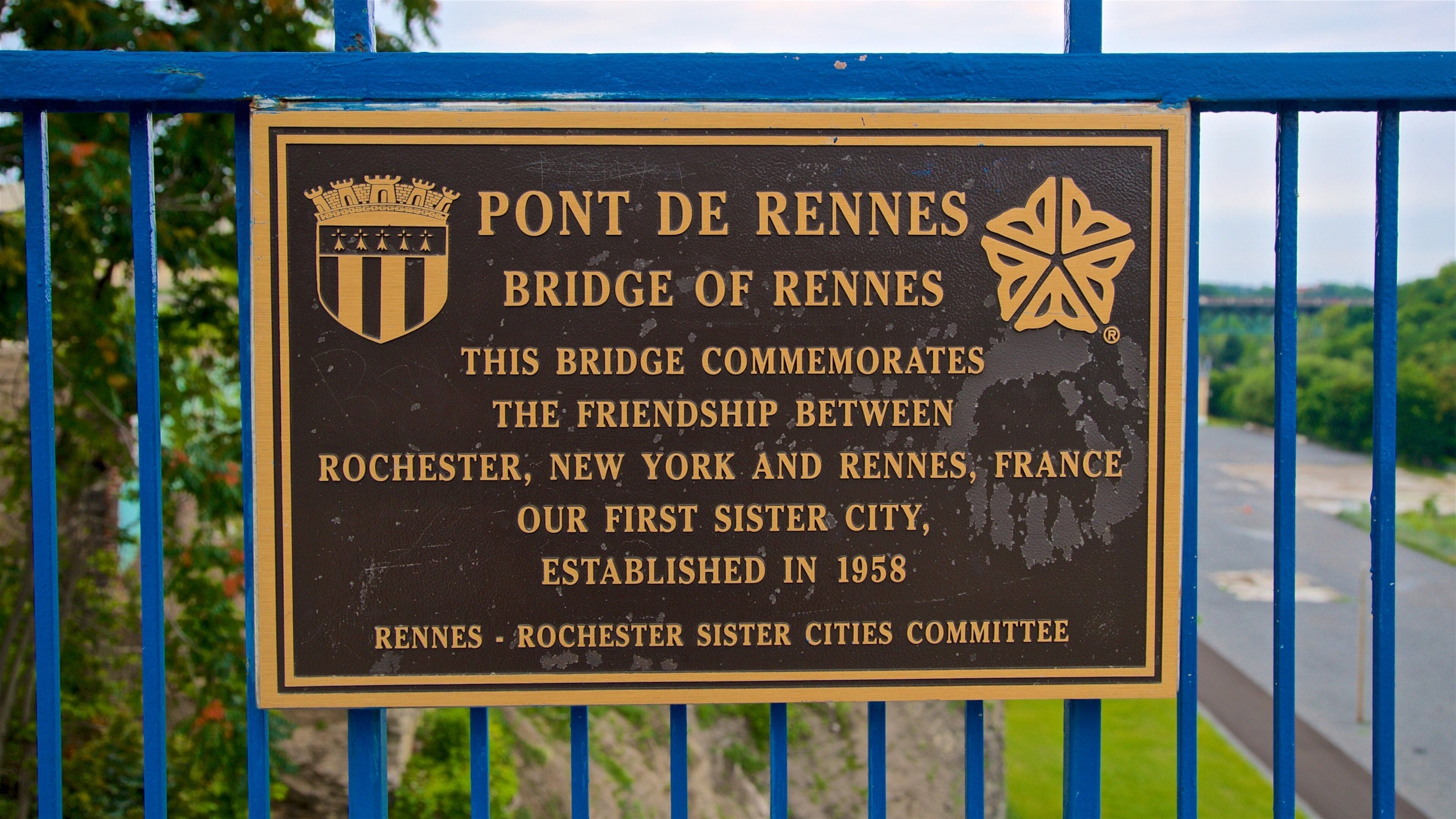 Pont de Rennes Bridge og byder på skiltning