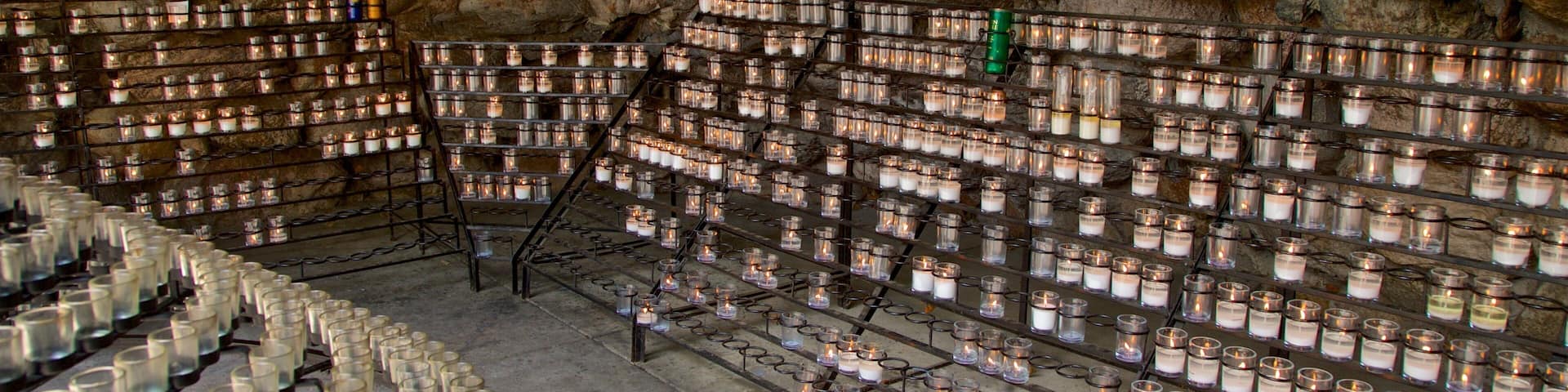 Gruta de Nuestra Señora de Lourdes ofreciendo elementos religiosos y cuevas