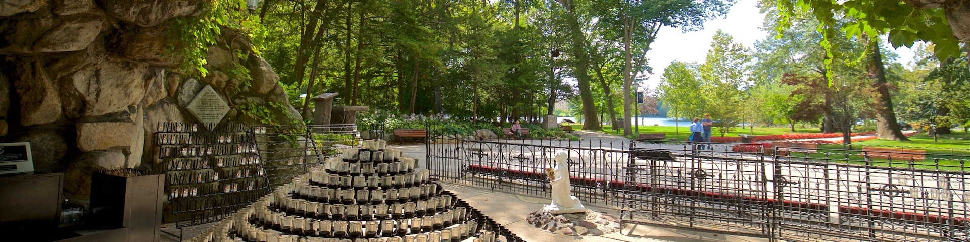 Gruta de Nuestra Señora de Lourdes que incluye un parque