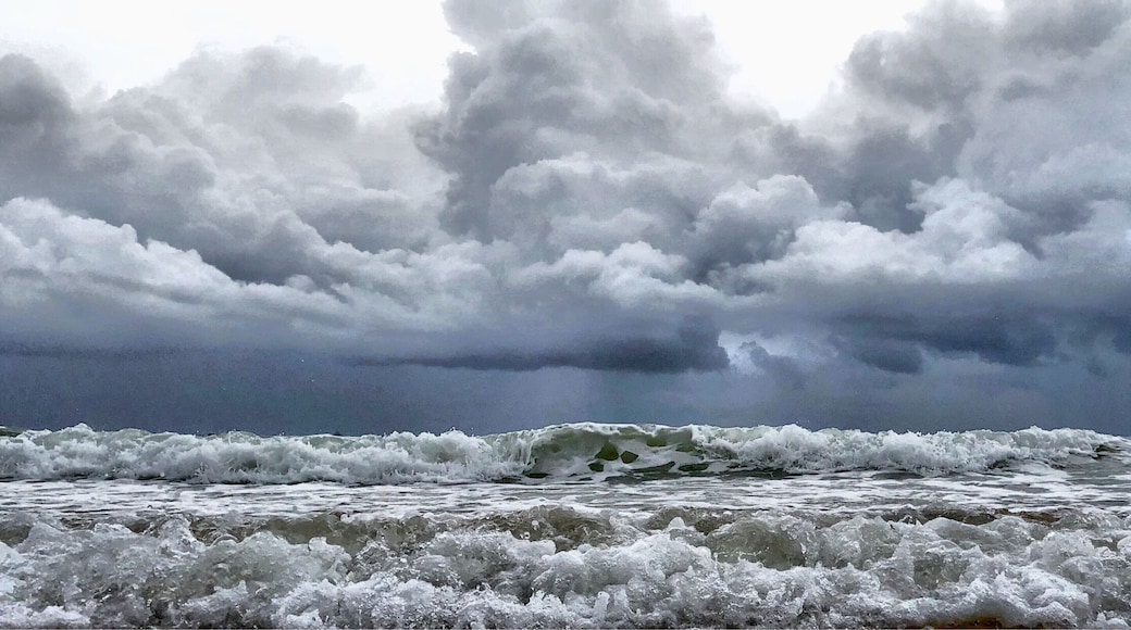 Monsoon season now, beware of the Jellyfish!!
Can’t swim, but enjoying the view!! 🤩
