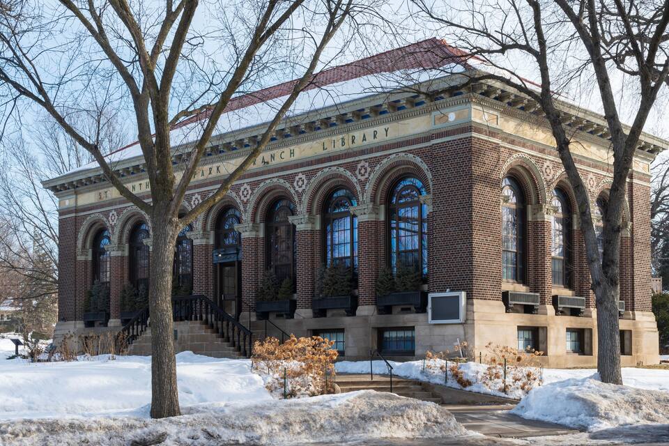 Une bibliothèque historique dotée de fenêtres en arc et d’une façade en briques.