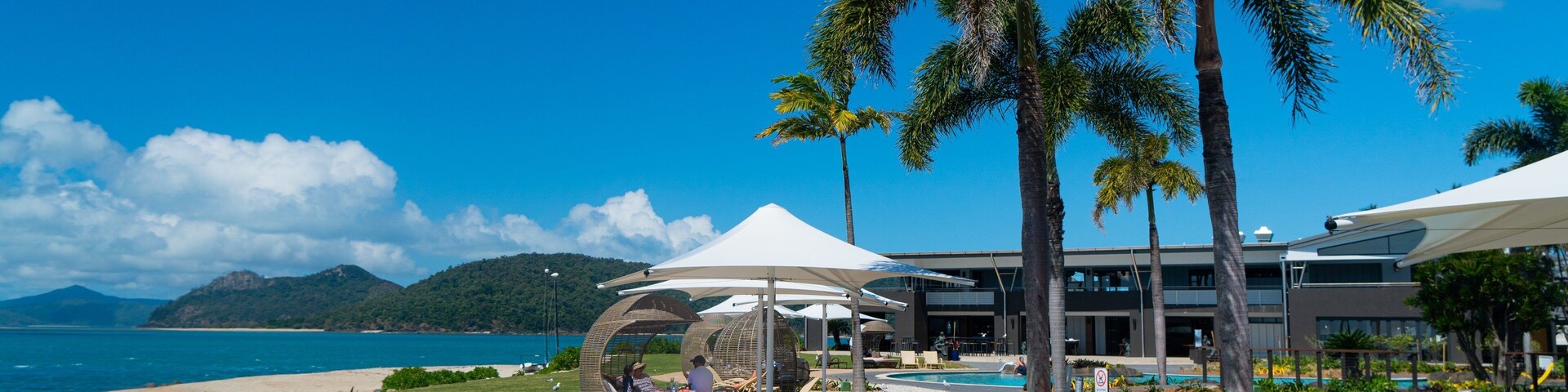 Daydream Beach showing a pool