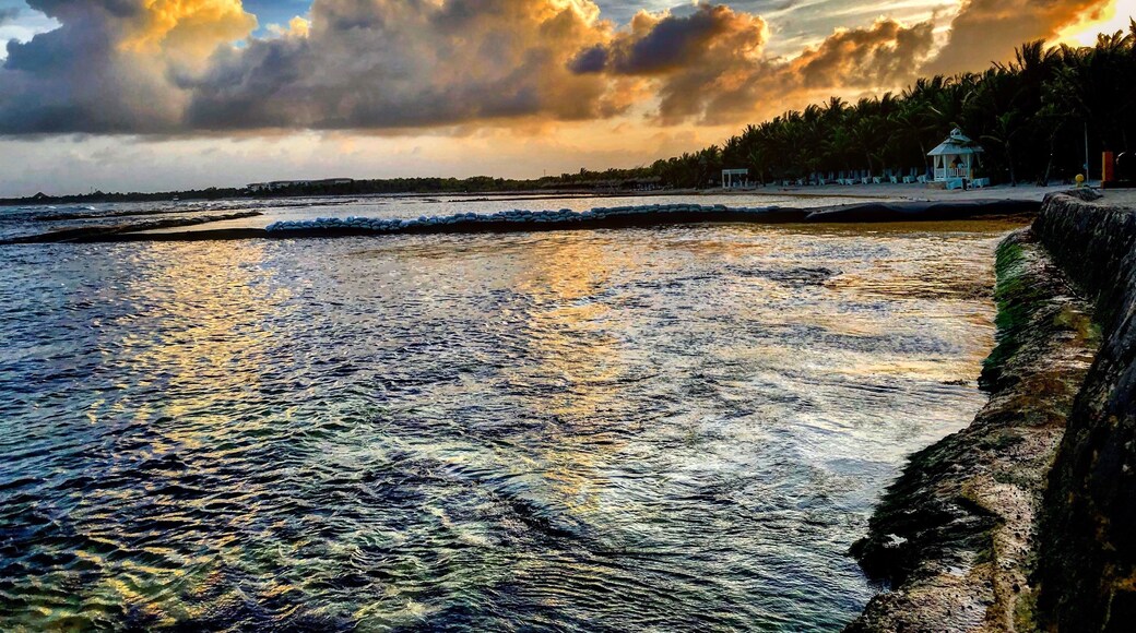 Could just stare at these sunsets and clouds for hours.....
#mexico #rivieramaya #sunsets #beach #holiday #colorful #trovember
