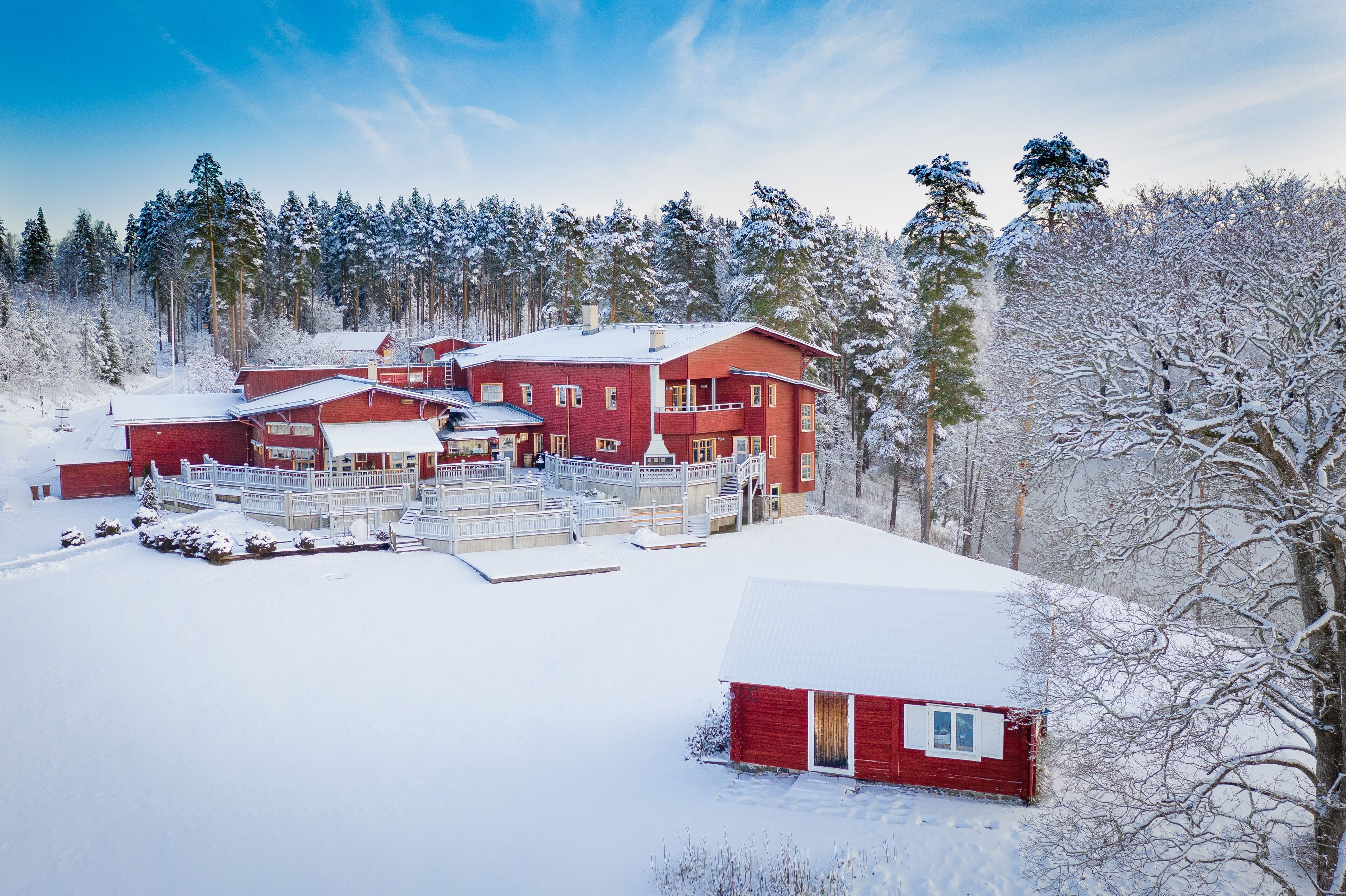 The wooden lodge of Villa  Gladtjärn paintedin traditional Falun Red. Cosy
.
.
.
#villagladtjärn #smedjebacken #dalarna #sweden #falun #red