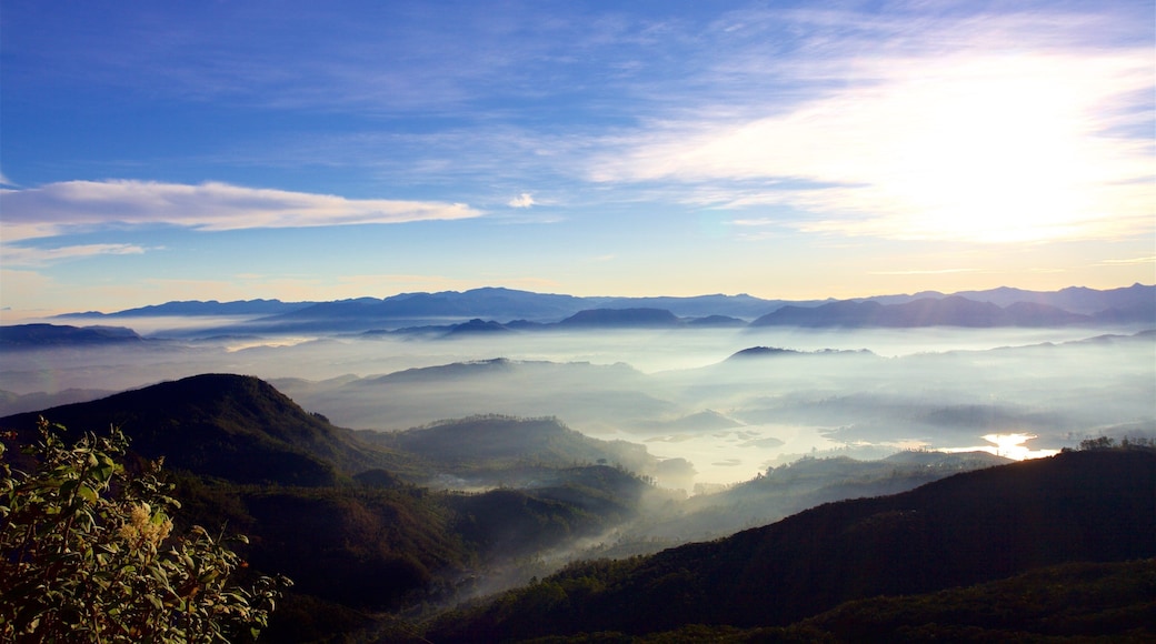 Sri Lanka toont mist of nevel, vredige uitzichten en een zonsondergang