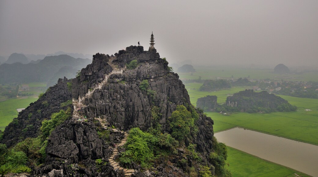 This gets a little crowded, specially at the dragon statue where many (more than the spot can accommodate) want to have their photo taken. If you can stay for sunset I think it will create more stunning photos. But the views are great, any time of the day.