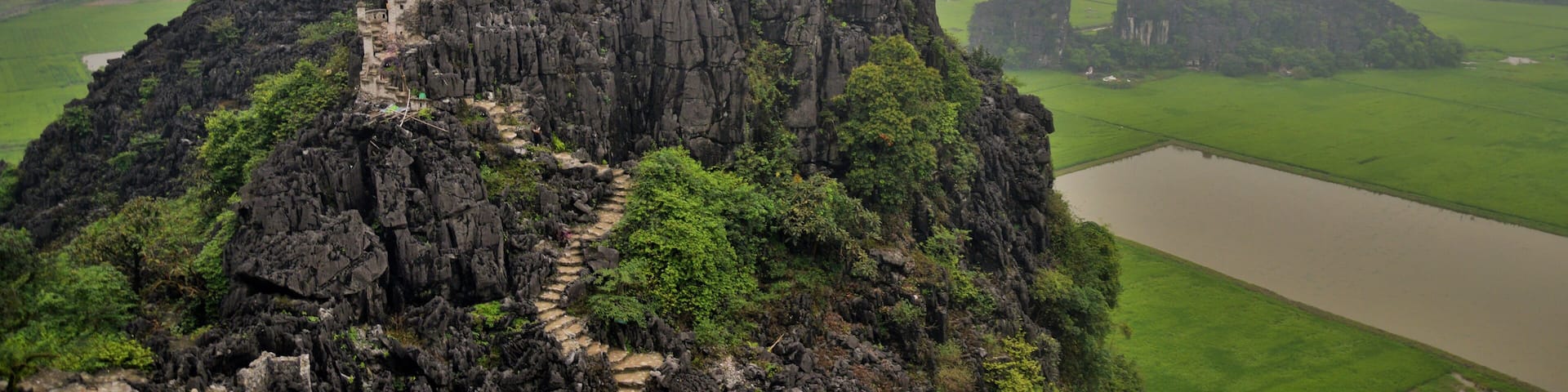 This gets a little crowded, specially at the dragon statue where many (more than the spot can accommodate) want to have their photo taken. If you can stay for sunset I think it will create more stunning photos. But the views are great, any time of the day.