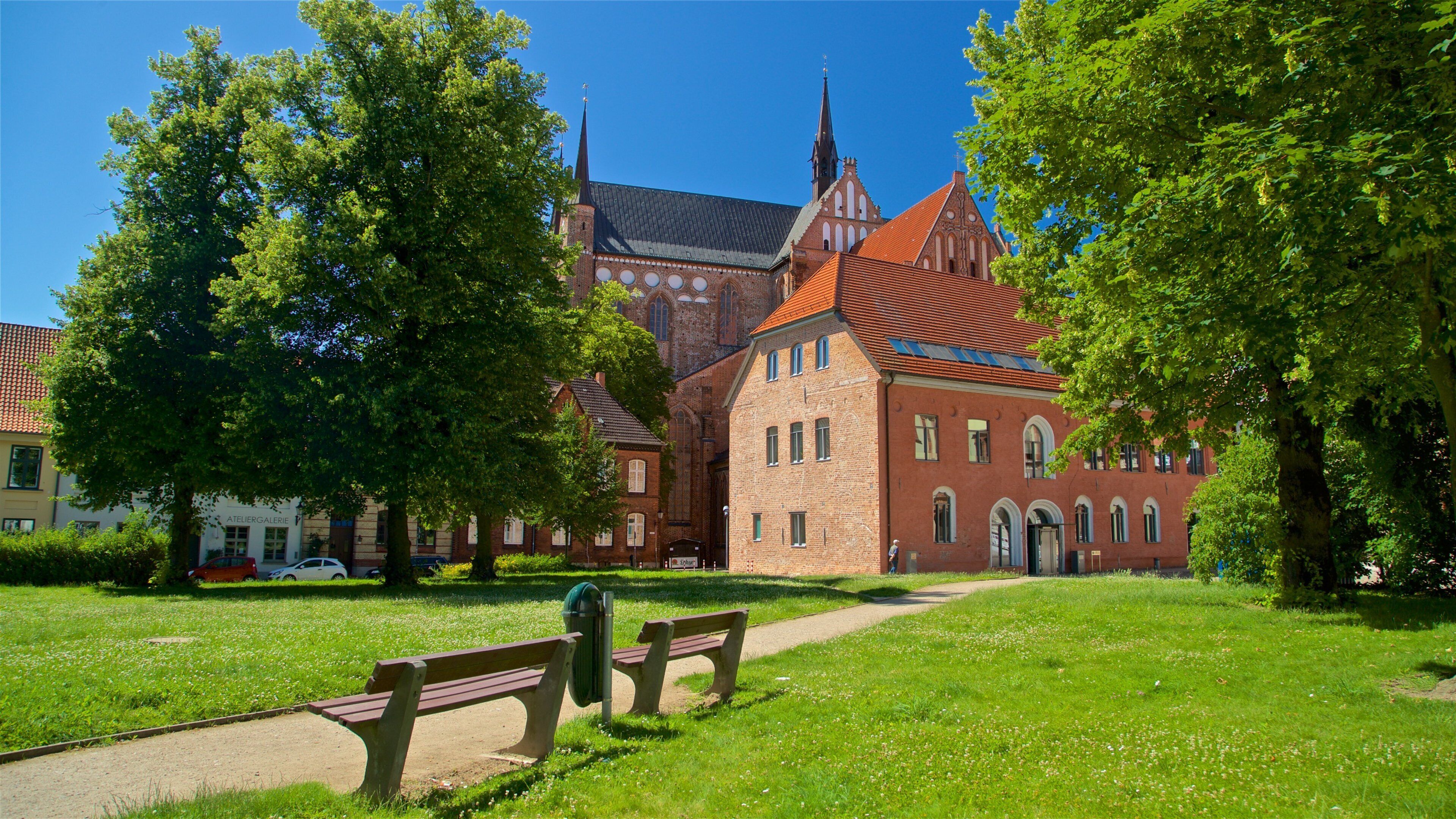Kirche St. Georgen welches beinhaltet historische Architektur, Kirche oder Kathedrale und Park