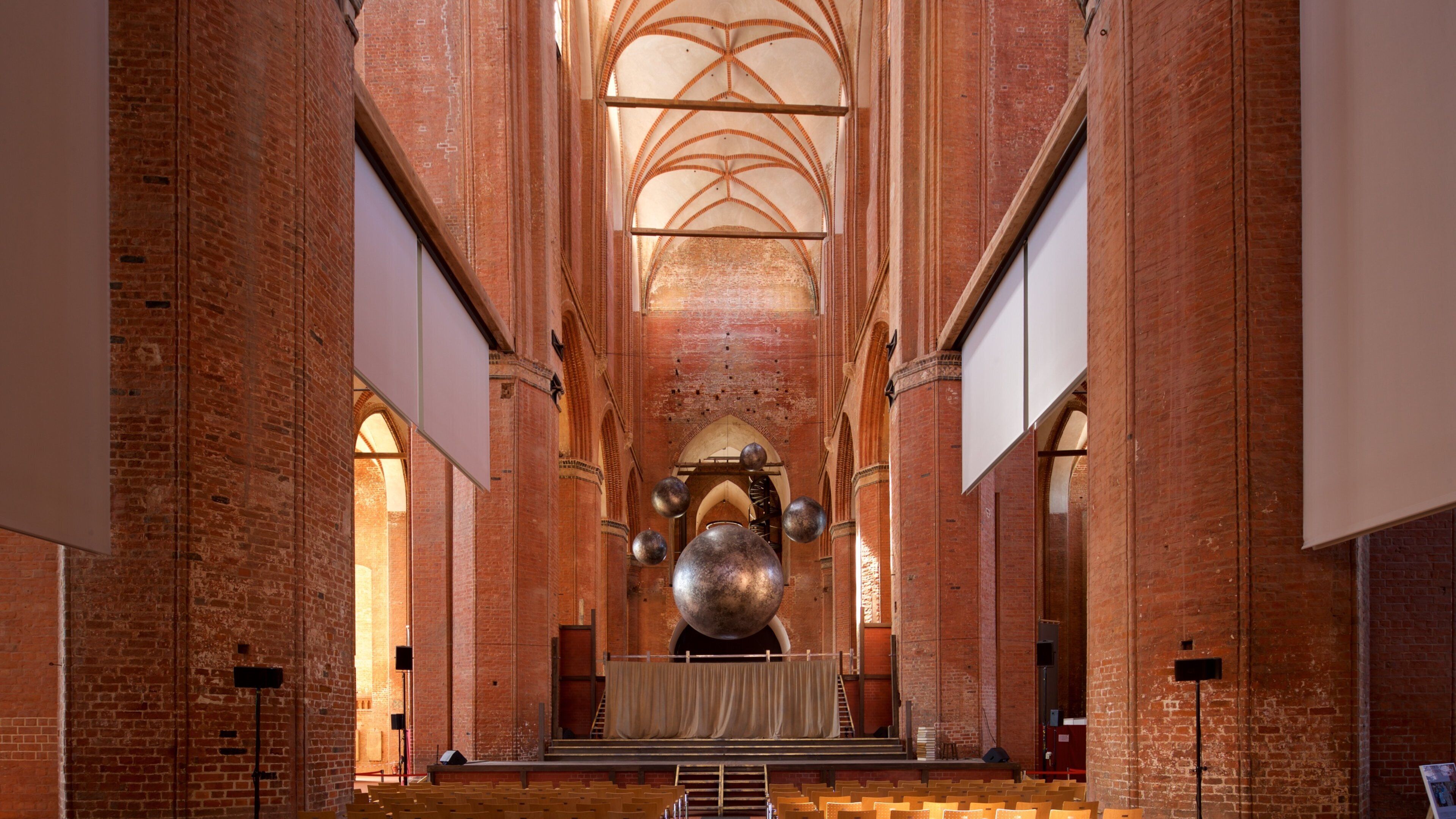 โบสถ์เซนต์จอร์จ เนื้อเรื่องที่ โบสถ์หรือวิหาร, การตกแต่งภายใน และ มรดกวัฒนธรรม