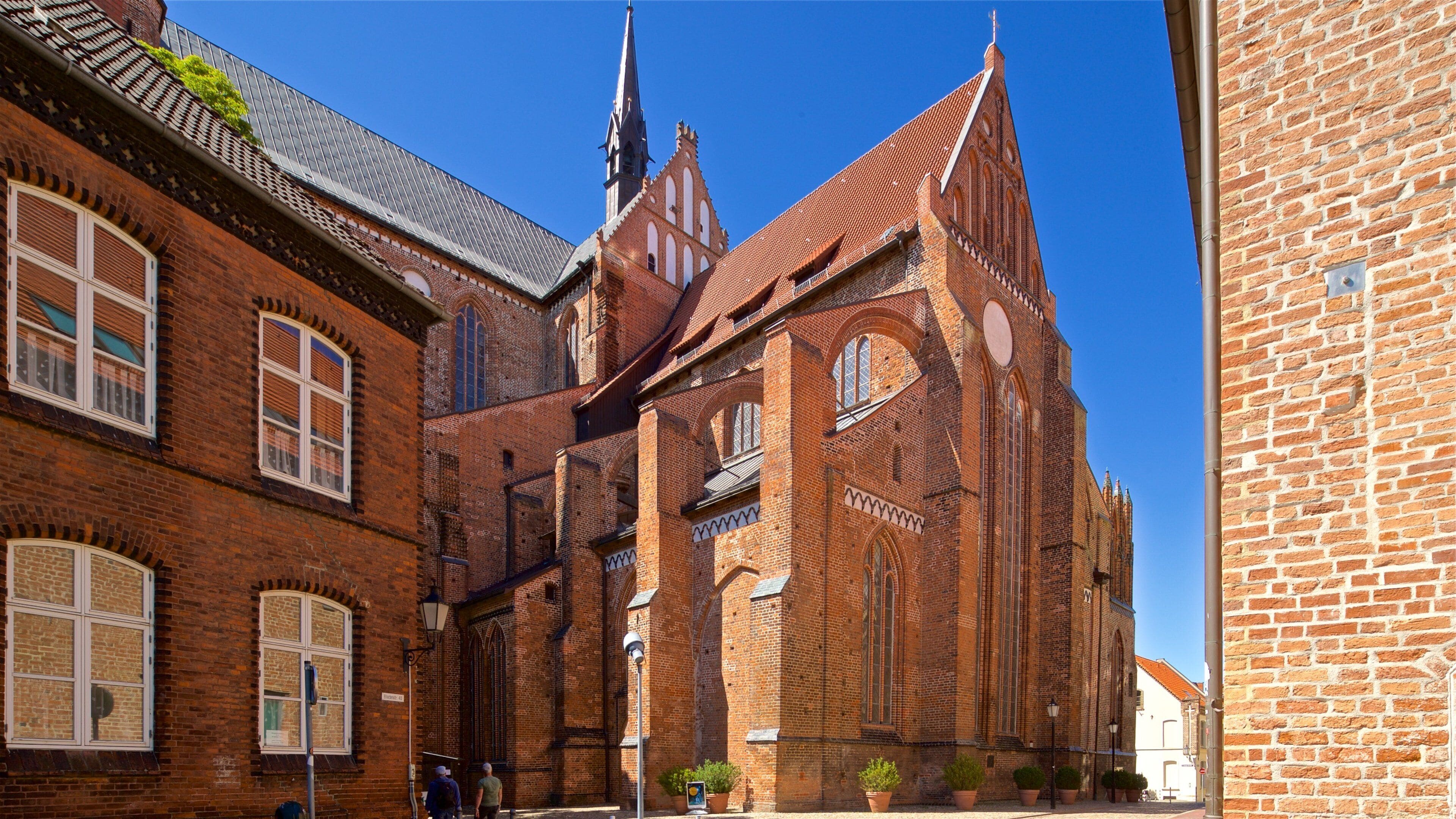 Iglesia de San Jorge mostrando arquitectura patrimonial y una iglesia o catedral
