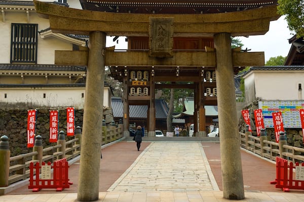Temple Yasaka-jinja qui includes temple ou lieu de culte et éléments religieux