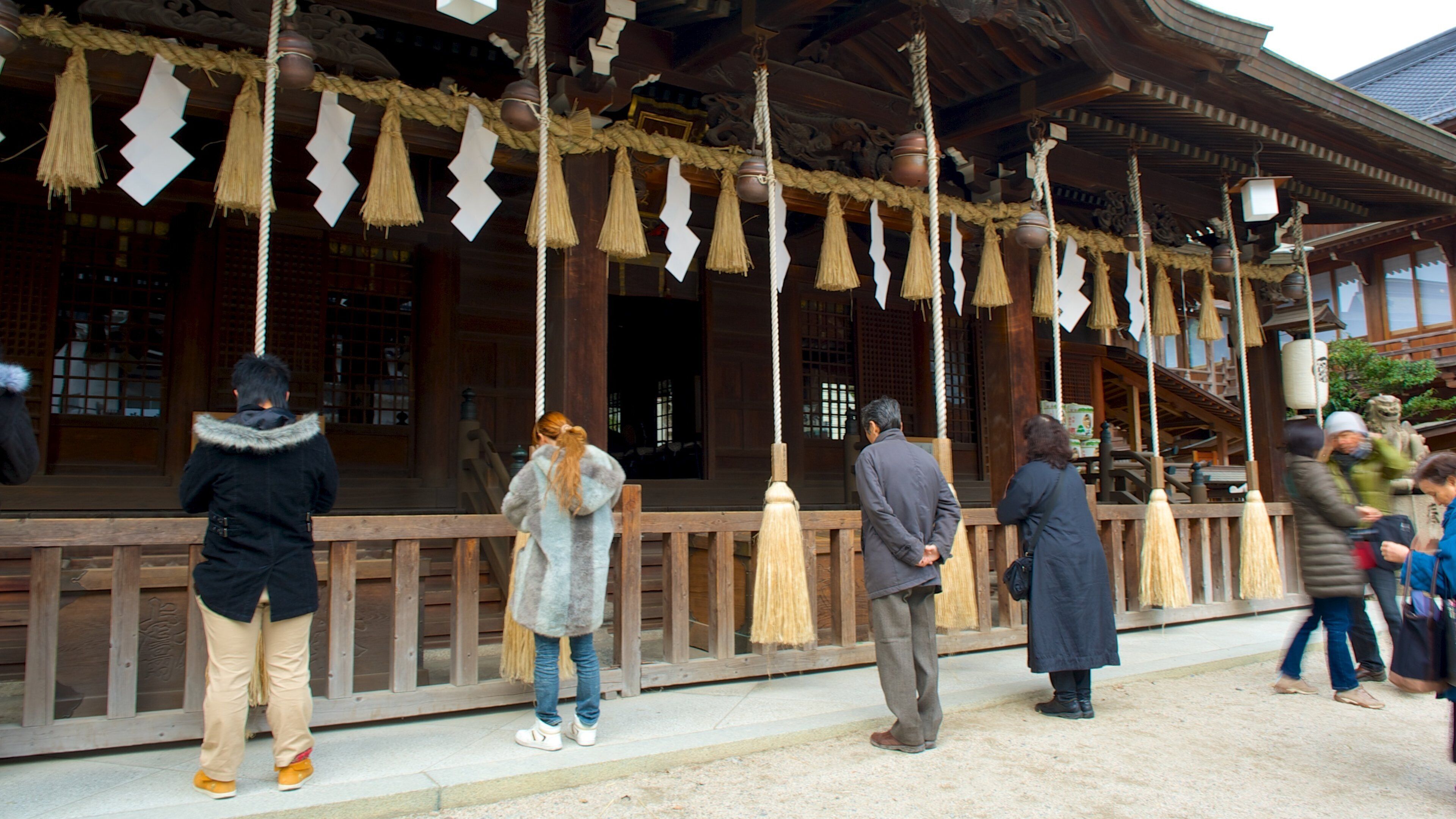Temple Yasaka-jinja qui includes éléments religieux et temple ou lieu de culte aussi bien que important groupe de personnes