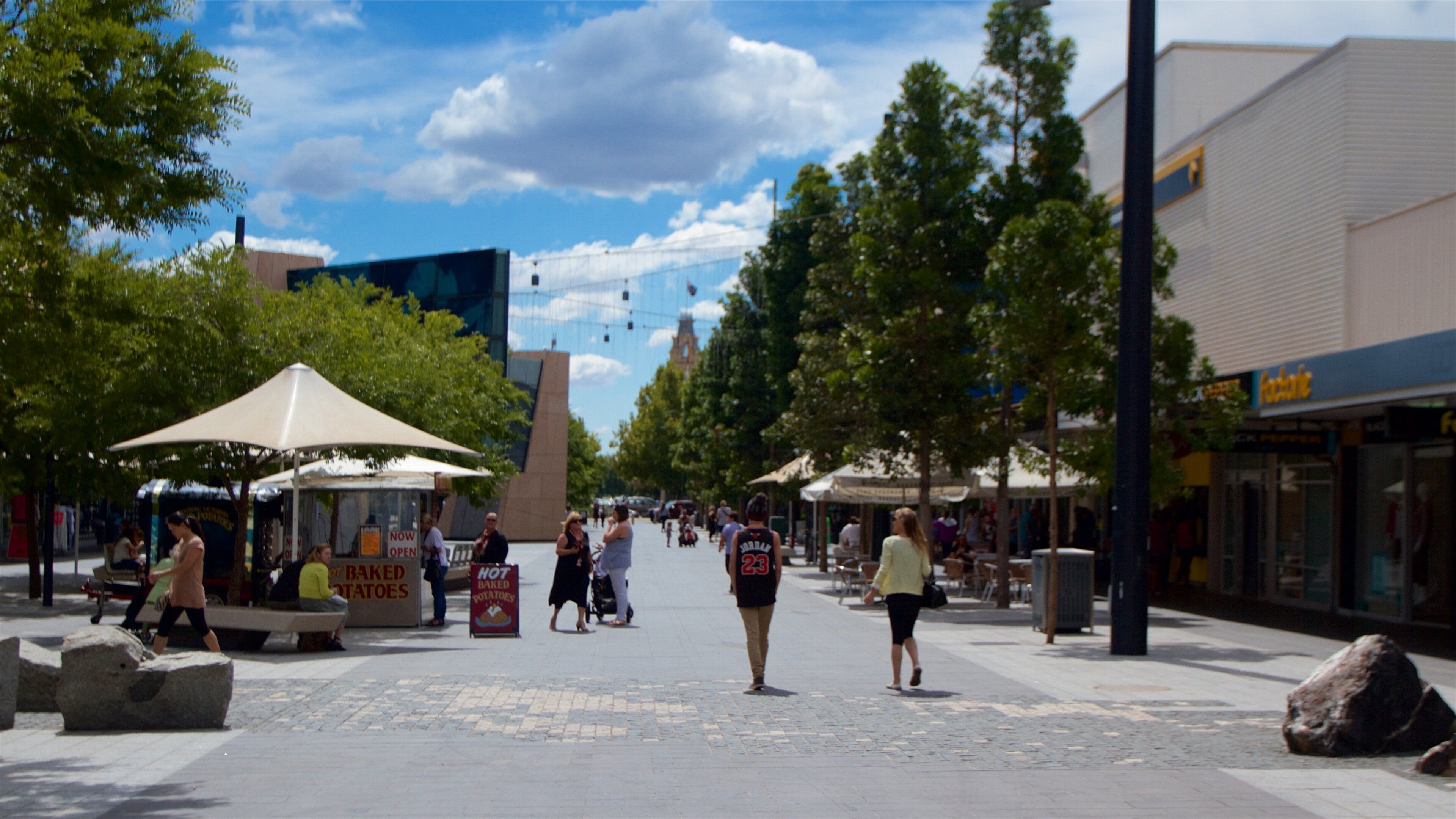 Bendigo mostrando uma praça ou plaza assim como um pequeno grupo de pessoas