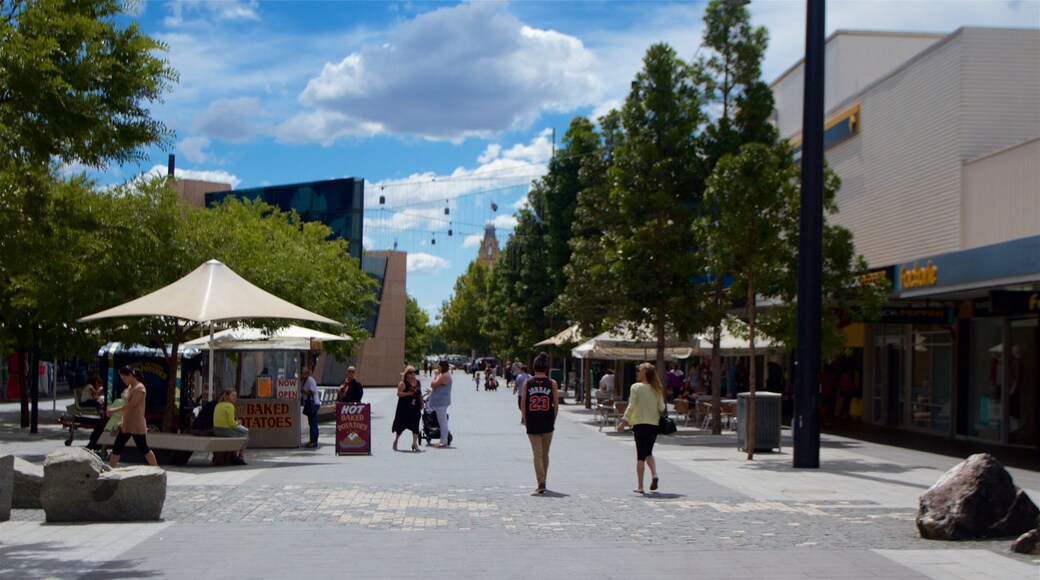 Bendigo mostrando uma praça ou plaza assim como um pequeno grupo de pessoas