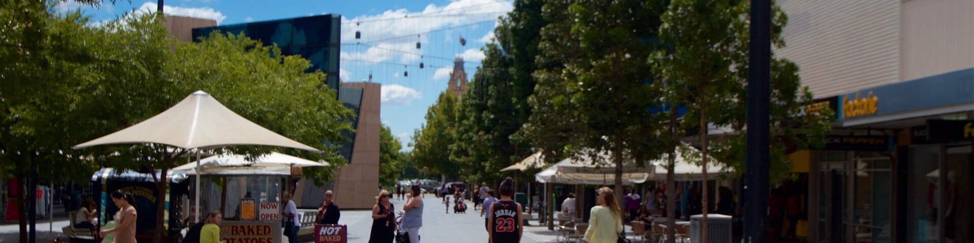 Bendigo mostrando uma praça ou plaza assim como um pequeno grupo de pessoas