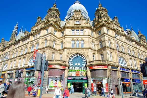 Leeds Kirkgate Market 表示 遺跡 及び 大勢の人々
