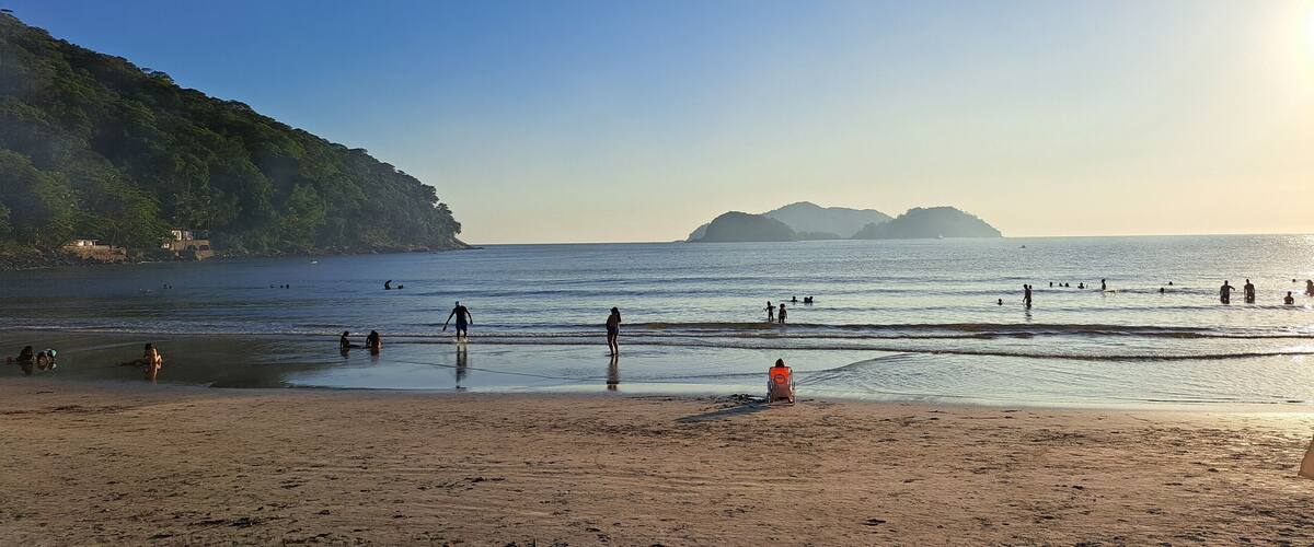 Banhistas na praia da Barra do sahy, em de São Sebastião, litoral norte de São Paulo, Brasil