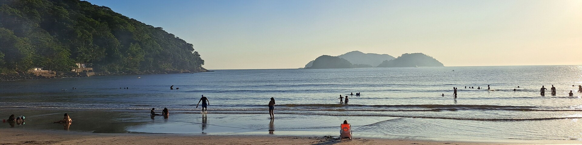 Banhistas na praia da Barra do sahy, em de São Sebastião, litoral norte de São Paulo, Brasil