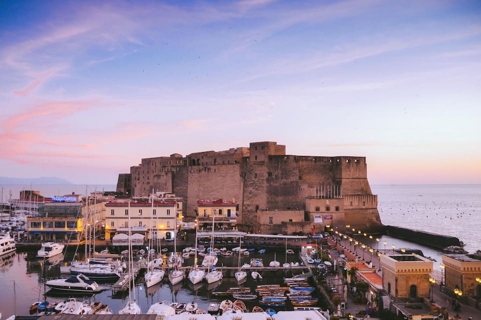 Une ville côtière dotée d’un fort historique, d’un port de plaisance et de bâtiments situés en bord de mer.