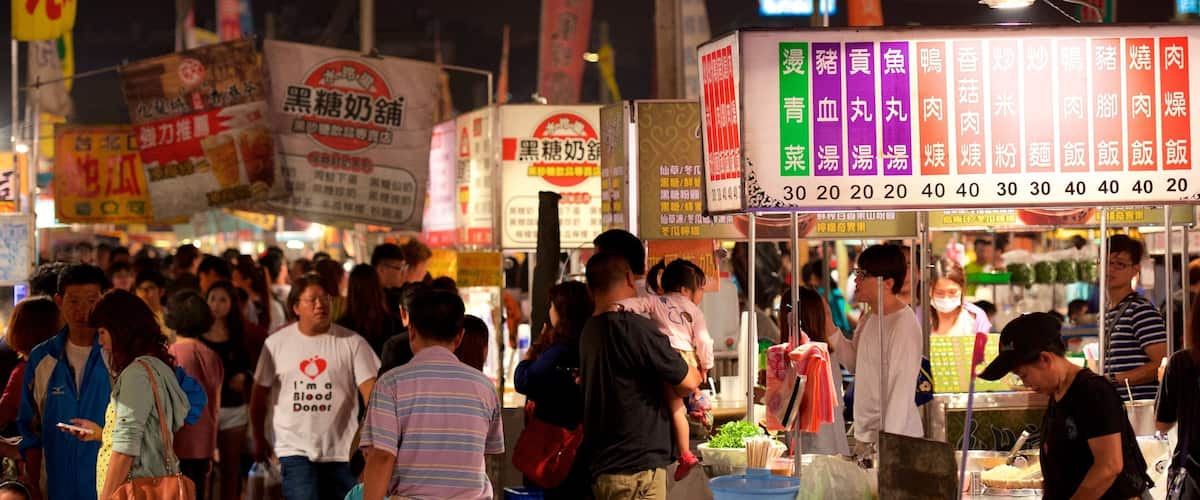 Tainan mostrando mercados y escenas de noche y también un gran grupo de personas