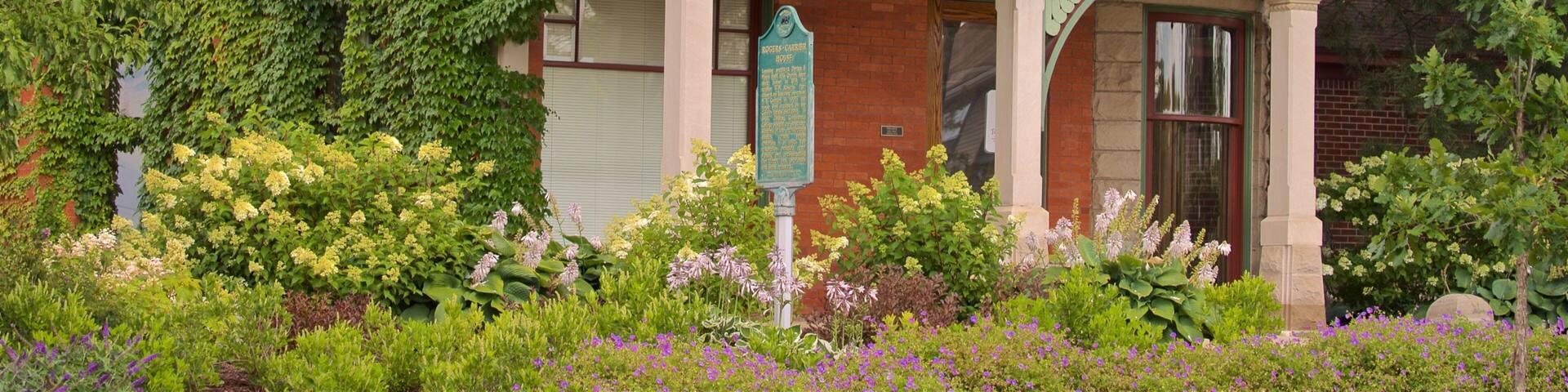 Universidad Rogers-Carrier House que incluye flores silvestres y una casa